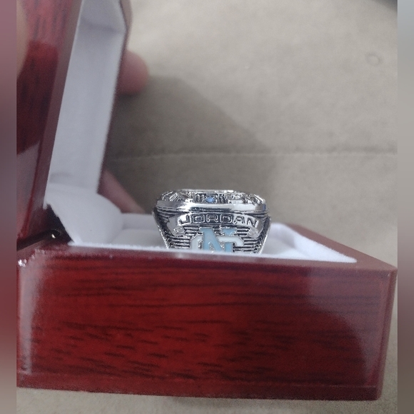 MICHAEL JORDAN 1982 HANDMADE SIZE 11 UNC CHAMPIONSHIP RING w/CHERRY HARDWOOD SET - Picture 12 of 14